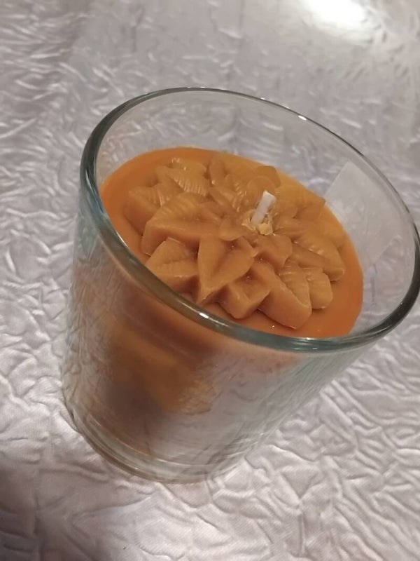 Bougie coulée avec sa jolie rose de Noël