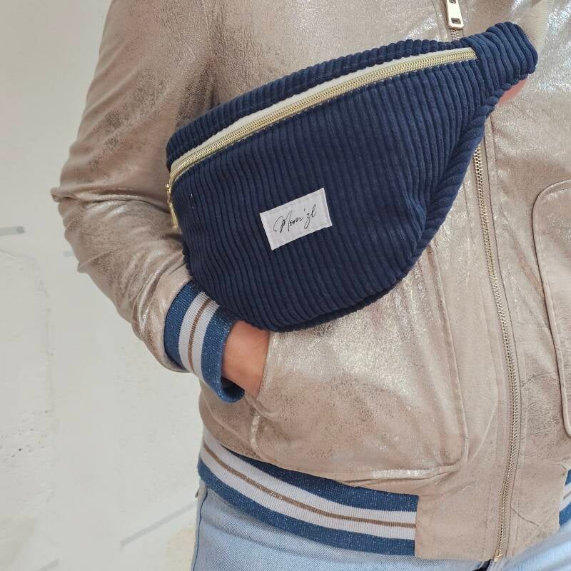 Le sac banane femme velours bleu marine