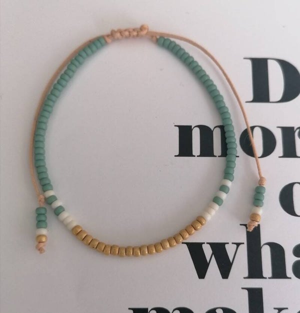 enkelbandje zeegroen - mat goud - gebroken wit