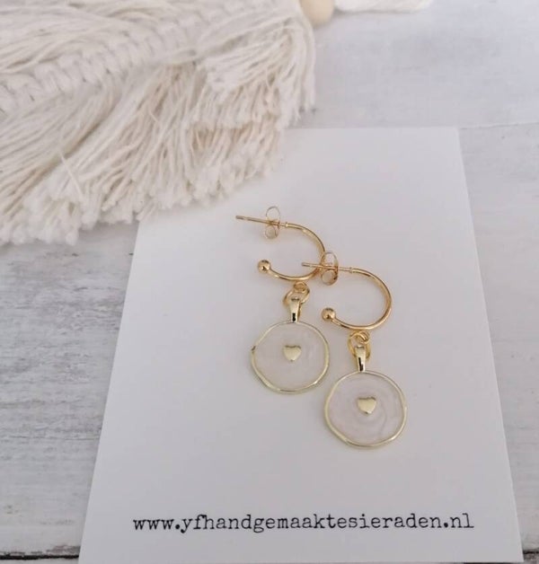 Oorbellen met bedel wit- goud hartje