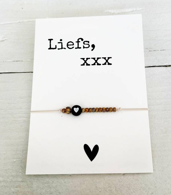Kaart met elastisch armbandje bruin/ hartje