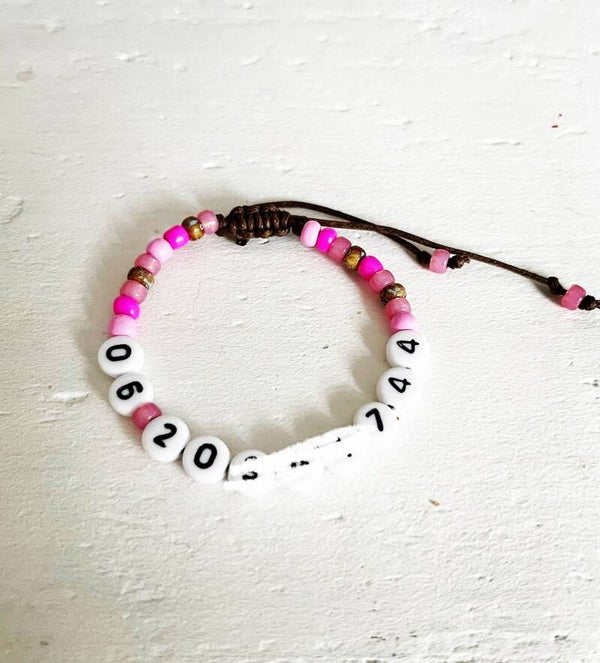 Armbandje met 06 nummer roze tinten