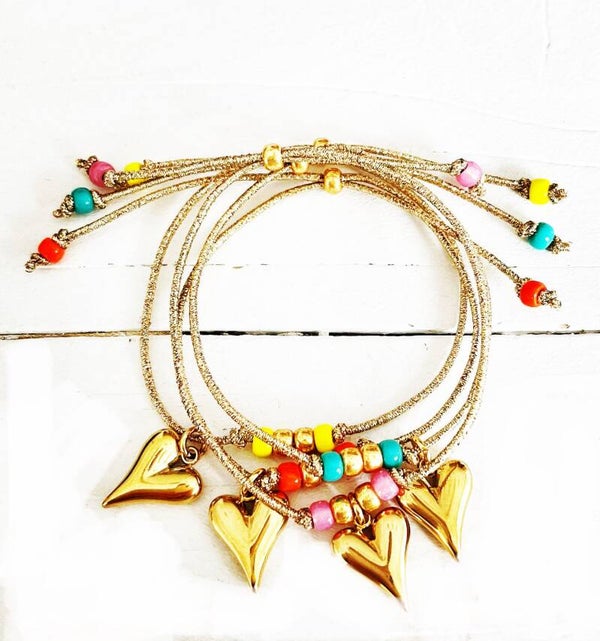 Goudkleurige stretchy armbandjes met hart bedel