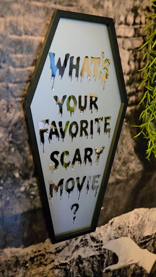 Sargspiegel whats your fav scary movie ?