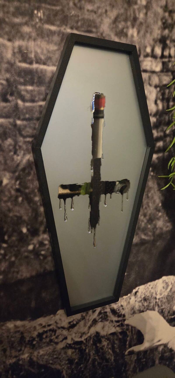 Sargspiegel Umgedrehtes Kreuz