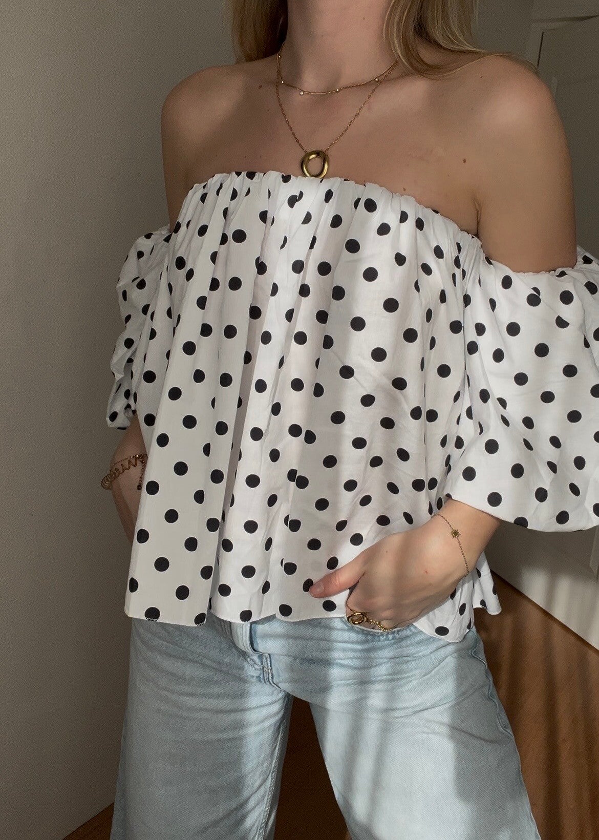 Off-shoulder top polkadot white