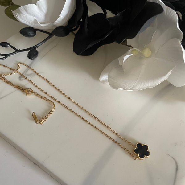 Trebol Black Necklace l Golden