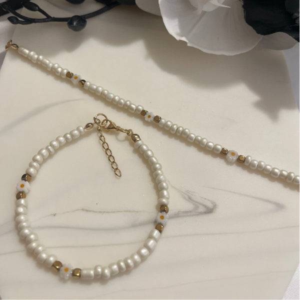 Daisy Bead White Bracelet l Golden