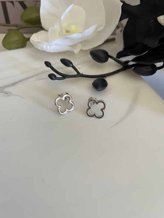 Treboles Post Earrings l Silver