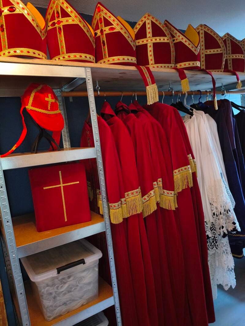 Uitgebreide collectie Sinterklaaskleding met alle toebehoren. Deze Sinterklaaskostuums zijn te huur in Veghel - Meierijstad.