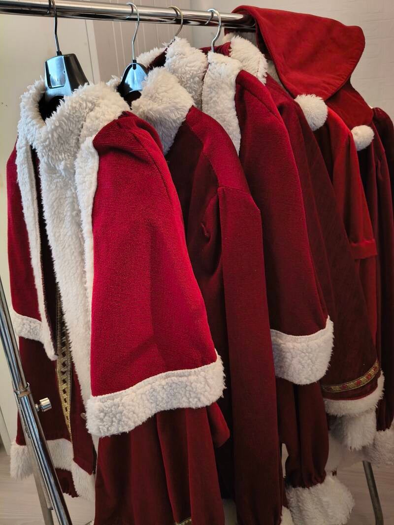 Bij Sinten van Riet huur je ook kostuums voor de kerstman - kerstmanpakken - tegen lage prijzen.