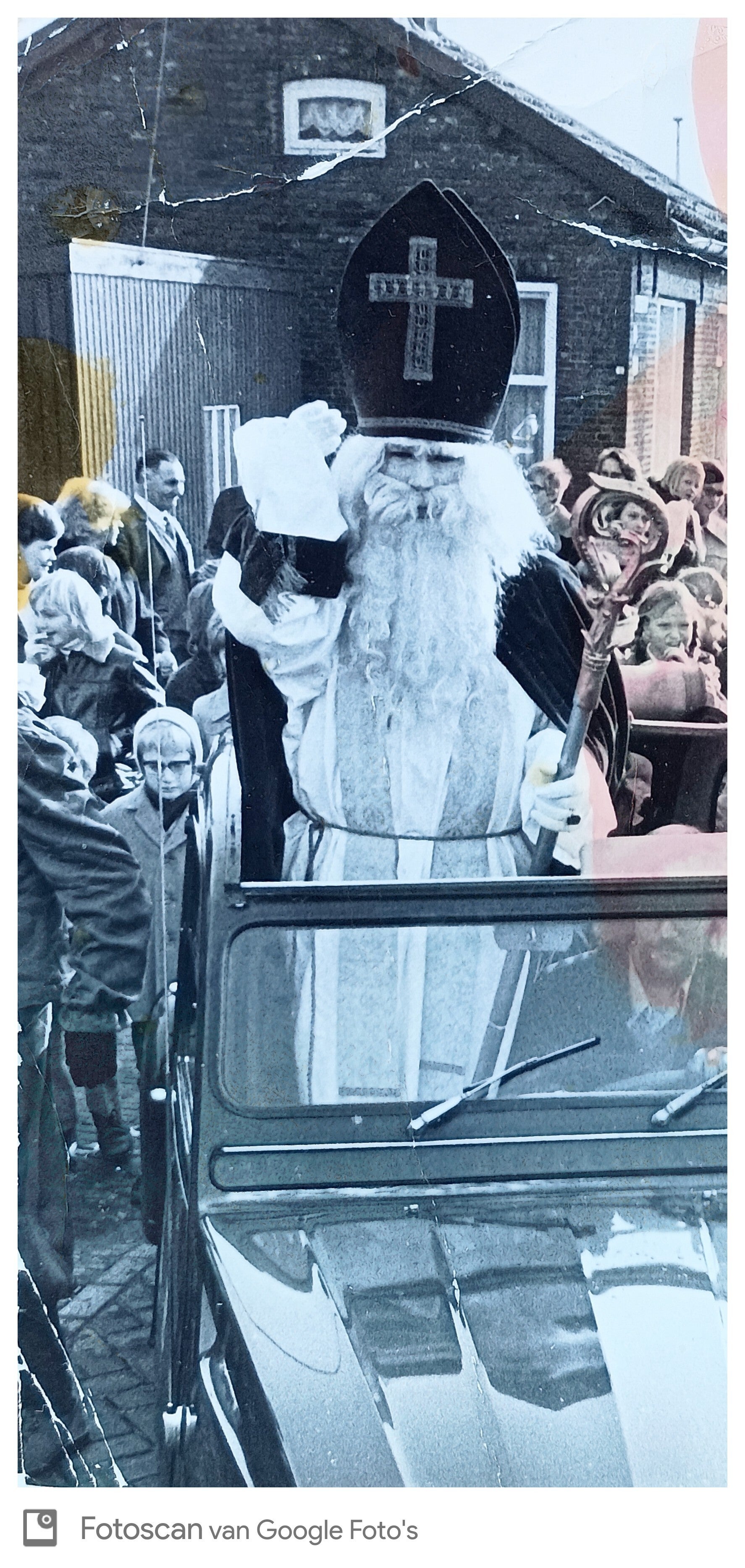 Ad Koevoets als Sinterklaas bij de intocht van Standdaarbuiten lang geleden.