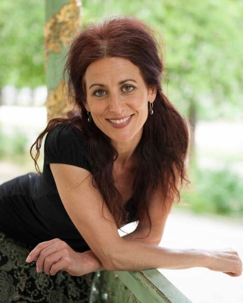 Sylvie Merck, souriant, dans un environnement vert