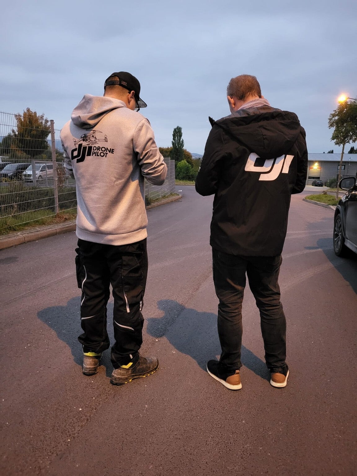 Zwei Piloten von Drohnenblick360 im Einsatz