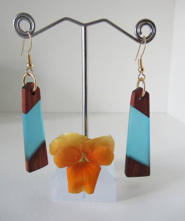 Goudkleurige blauwe resin oorbellen (nr. 063)