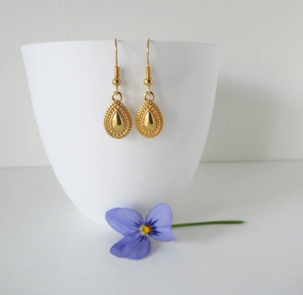 Goudkleurige druppel oorbellen (nr 416)