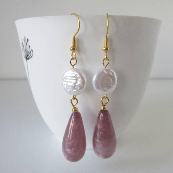 Goudkleurige polmo mauve/parel oorbellen (nr 672)