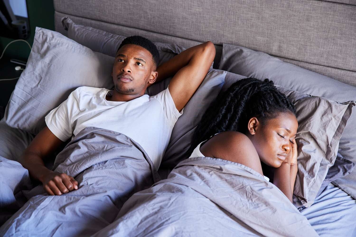 Kukosa Hamu ya mapenzi kwa mwanaume. Wanandoa wakiwa kitandani mwanaume akionekana hana Hamu ya tendo la ndoa 