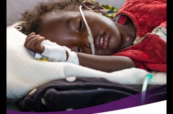 Mtoto akiwa amelala kitandani hospitali kutokana  na malaria sugu 