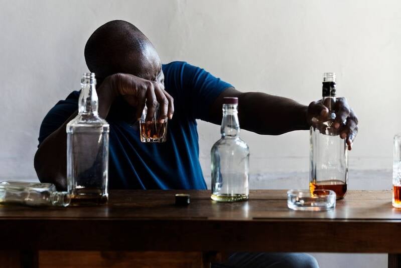 Jinsi pombe INAVYOATHIRI NGUVU ZA KIUME. Mwanaume WA kiafrika 