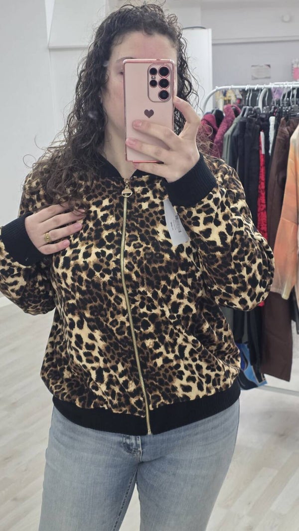 Cazadora bomber animal print con cremallera. 36/46