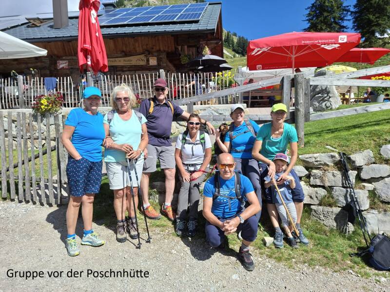 01-gruppe-vor-der-poschnh-tte-standard-d0c2mb.jpg