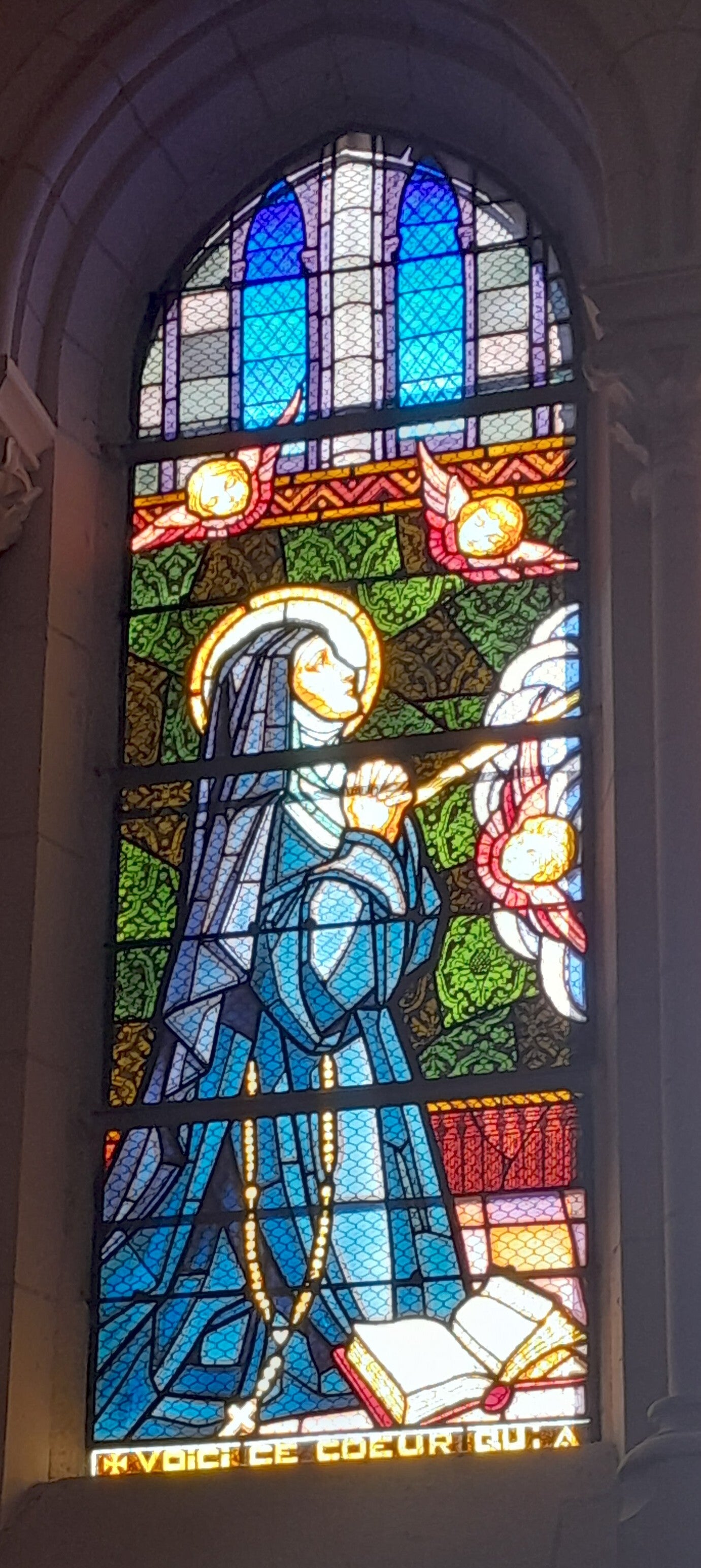 Dieu parle à mon coeur - Le Sanctuaire Notre Dame du Bout du Pont, refuge de la Mère et l'enfant - Pau- vitrail de l'apparition du Sacré Coeur Jésus à Sainte Marguerite Marie Alacoque à Paray le Monial au XVIIIe siècle
