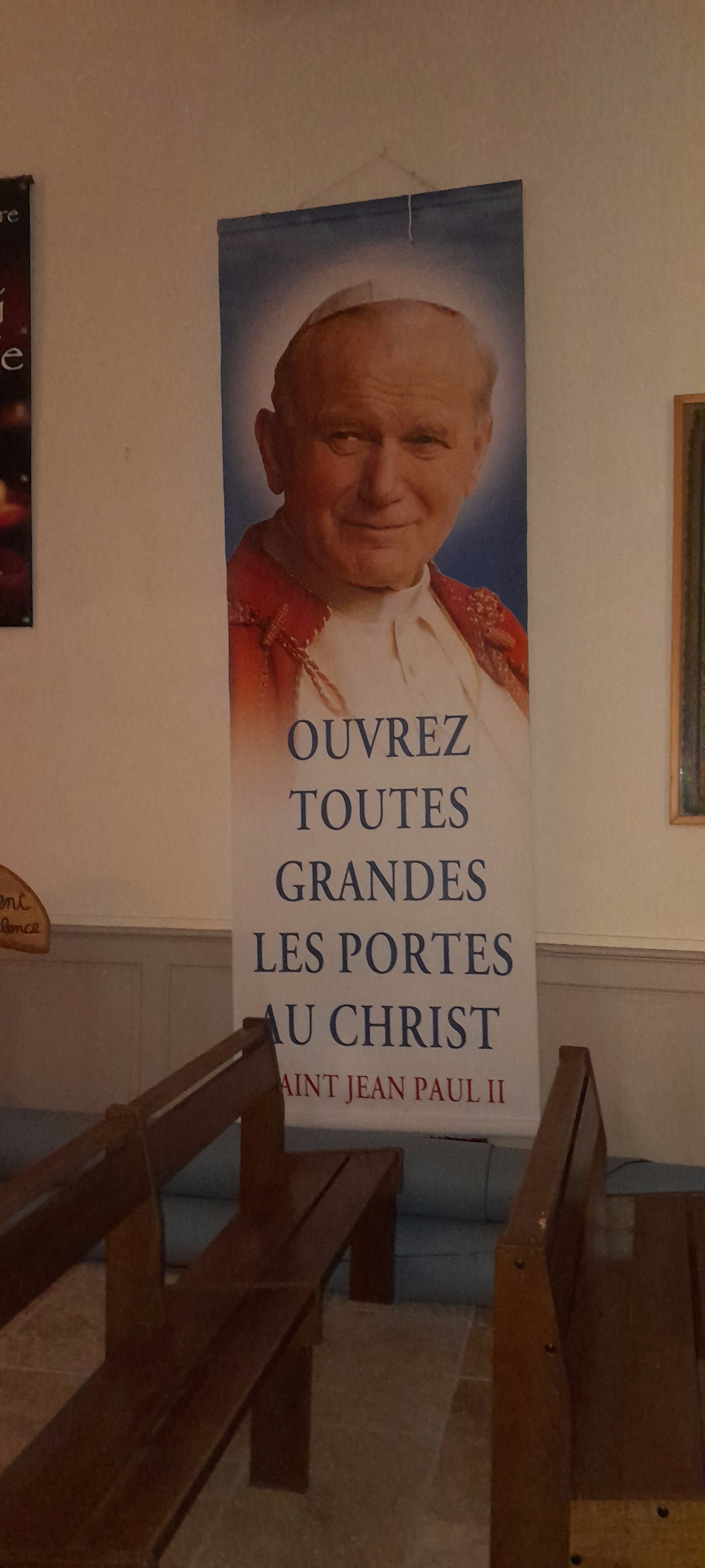 "ouvrez toutes grandes les portes au Christ" citation de Jean Paul II. A l'Eglise Saint Denis du village de Lamanon
