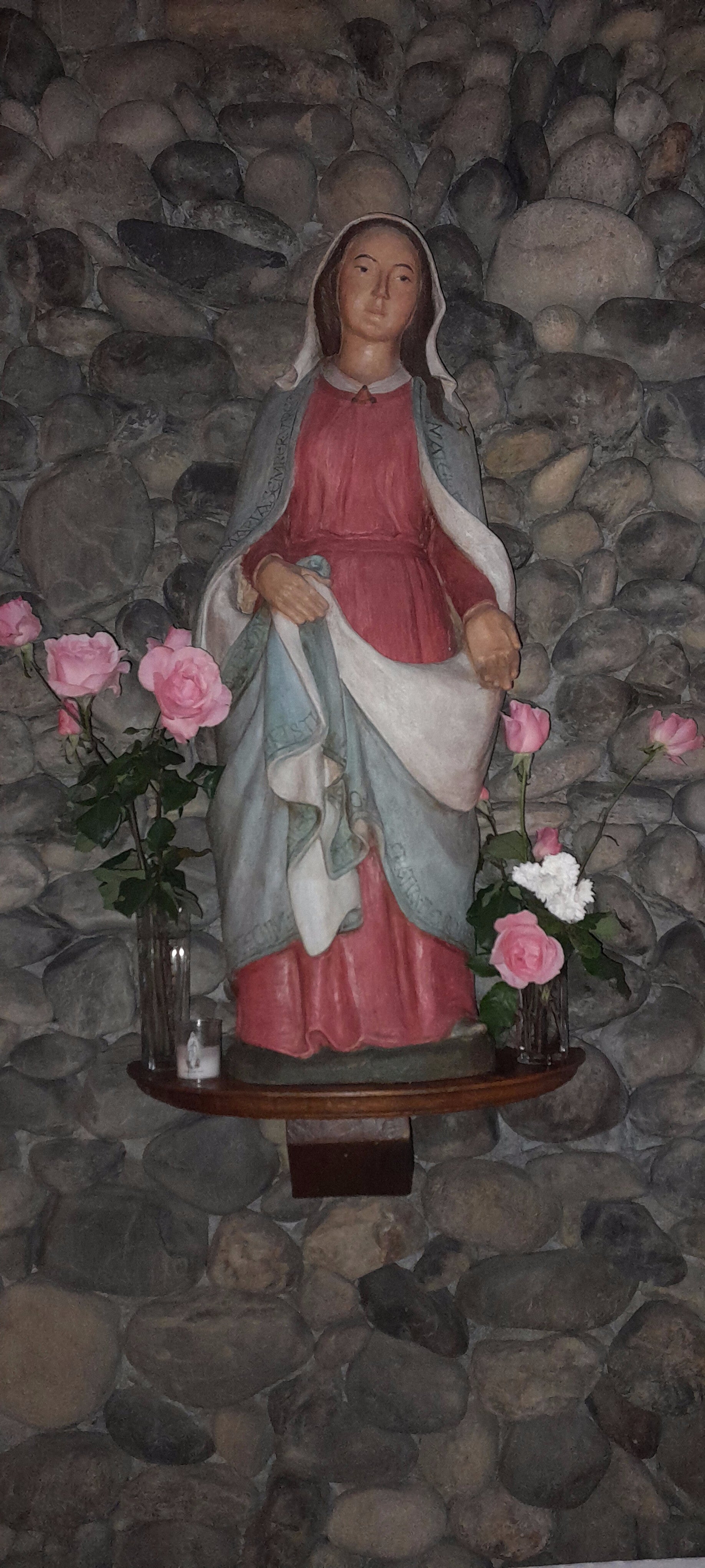 Dieu parle à mon coeur - statue de la Vierge Marie de l"église Sainte Thérèse - paroisse de la Sainte Famille de Pau