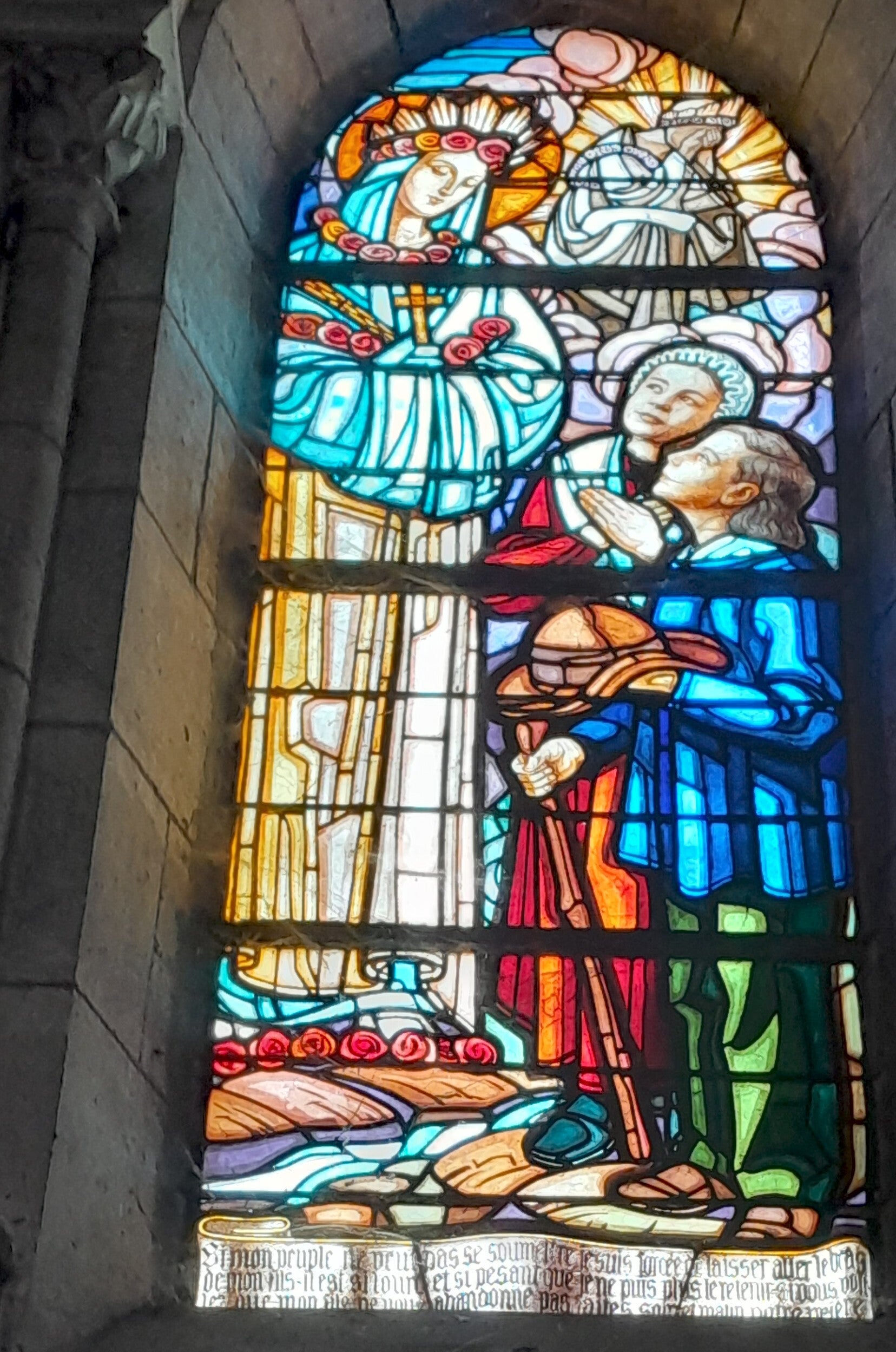 Dieu parle à mon coeur - Le Sanctuaire Notre Dame du Bout du Pont, refuge de la Mère et l'enfant - Pau - vitrail Notre Dame de Salette