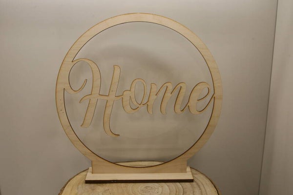 Houten cirkel met naam op voetje