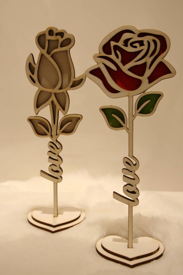 Houten roos op voetje