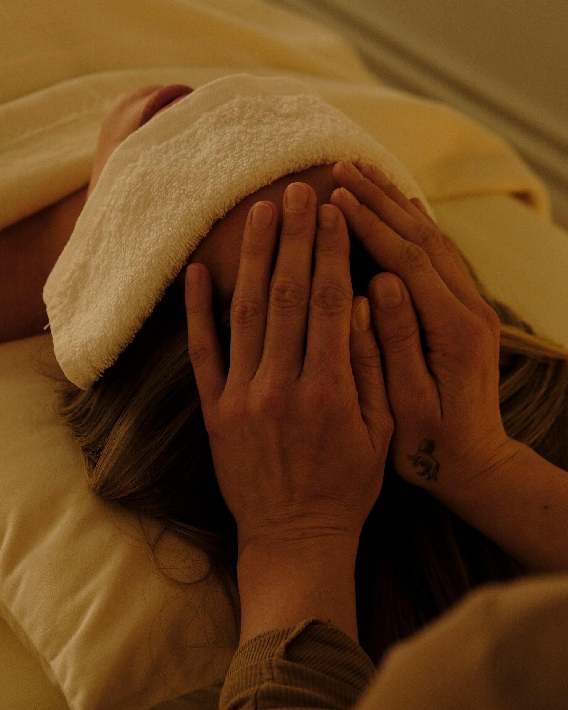 Angebote Berührungstherapie, Körpertherapie, Massage, Bauchmassage, Online Begleitung, sinnliche Berührung und Stimmarbeit