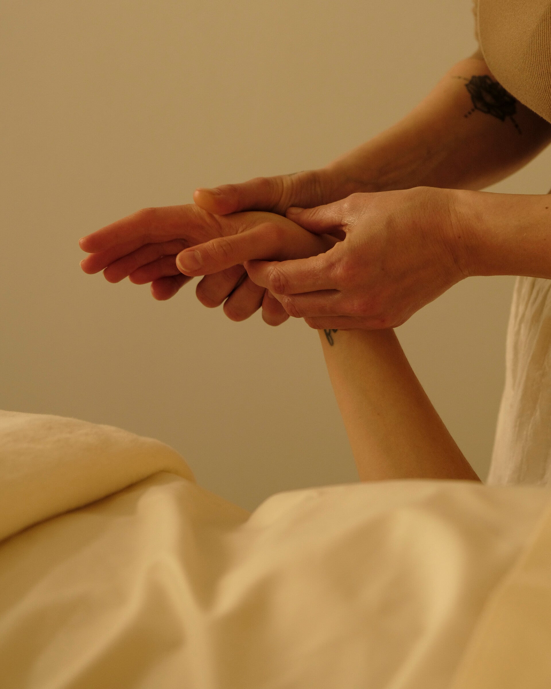 Ganzheitliche Körpertherapie für Frauen in Stuttgart durch Berührung und Kreativität