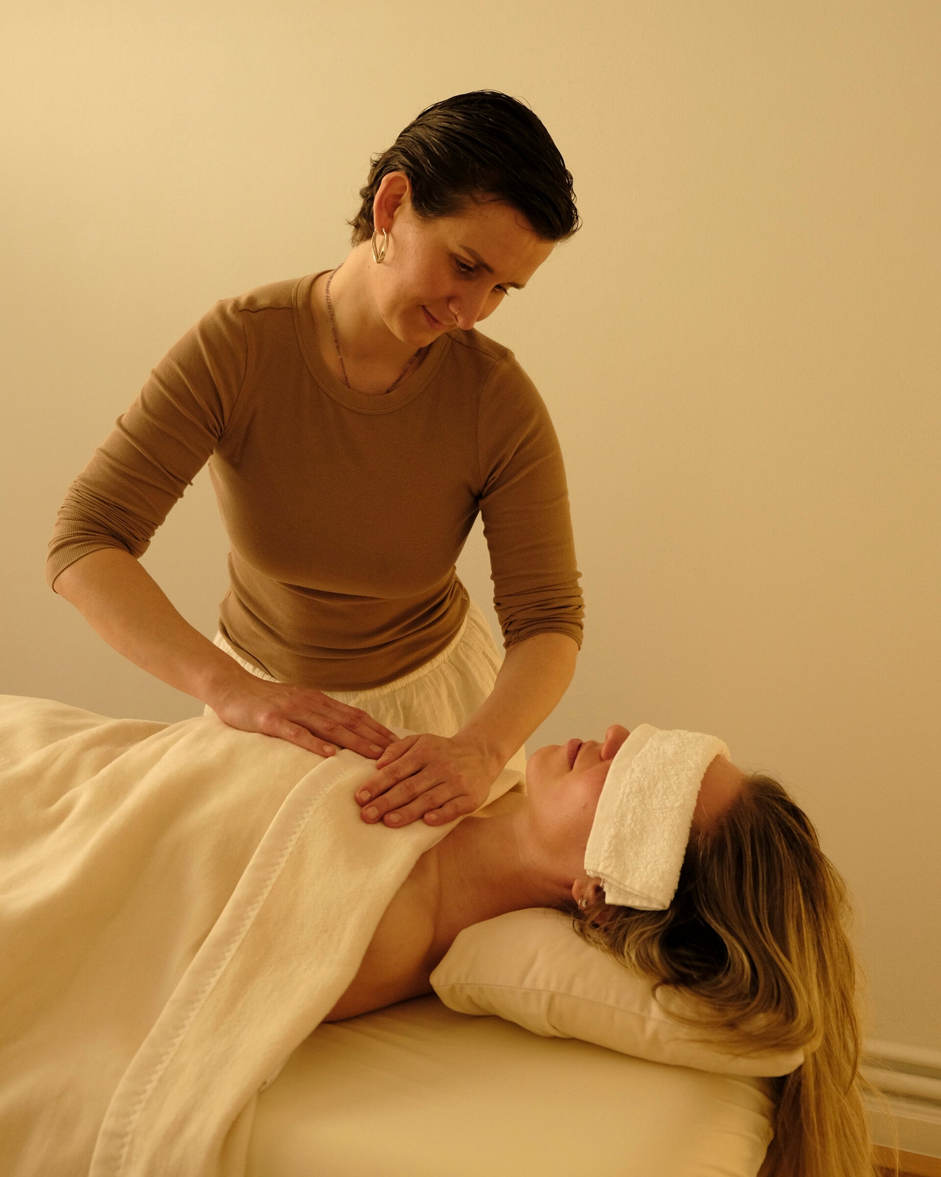 Angebote Berührungstherapie, Körpertherapie, Massage, Bauchmassage, Online Begleitung, sinnliche Berührung und Stimmarbeit