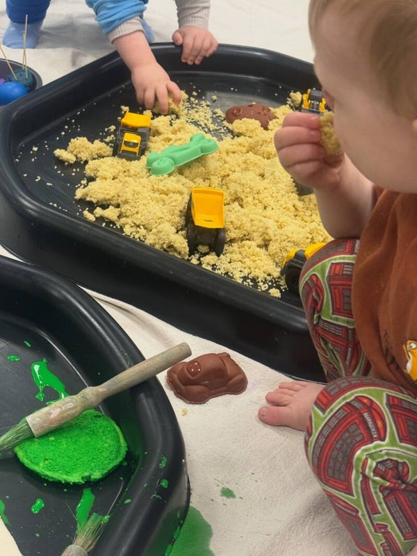 Spring Term, Athenry – Wednesdays – Messy Explorers (1–1.5 years) – 10:00–10:45 – Raheen Woods Hotel