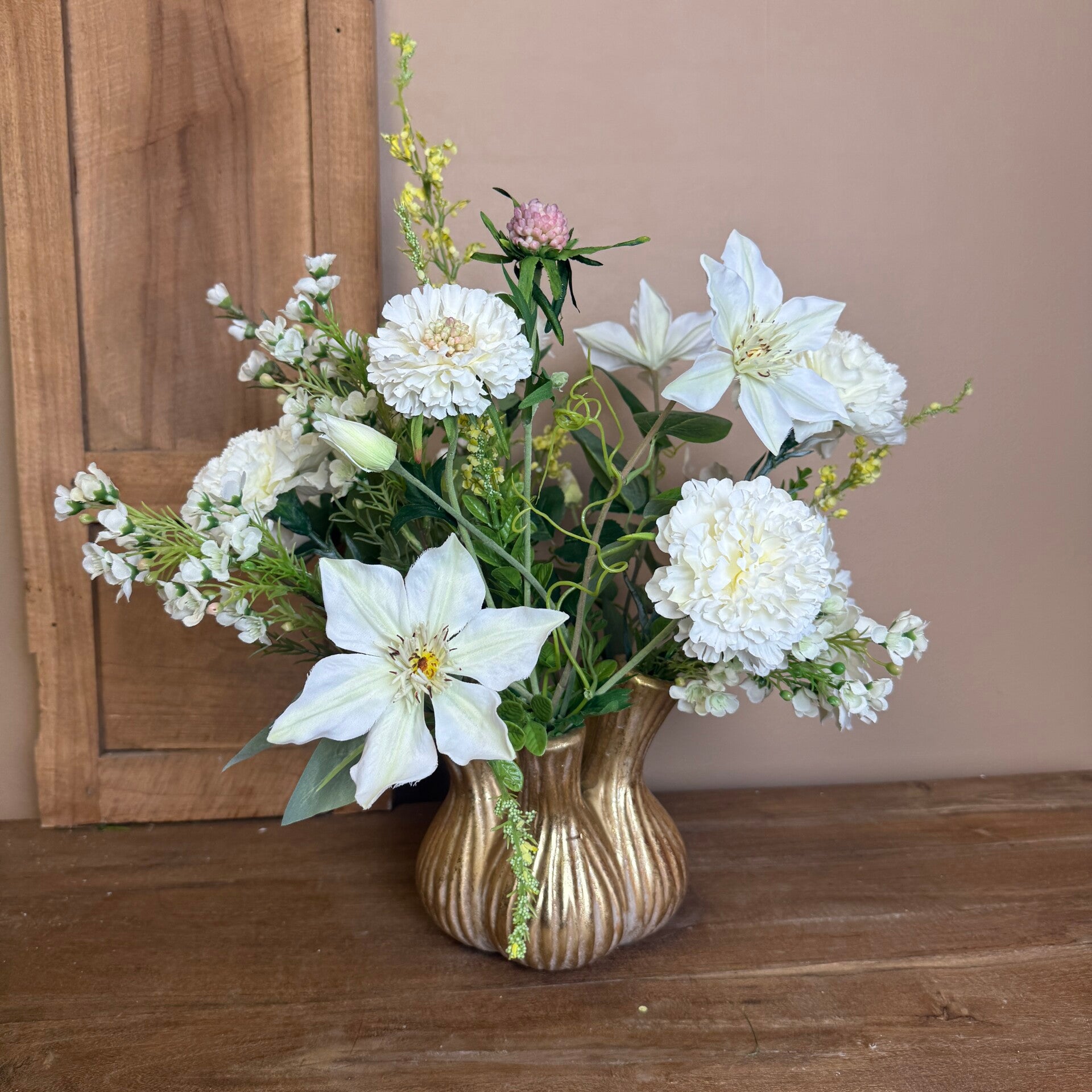 Toetervaas Met Zijdenbloemen Boeket Creme