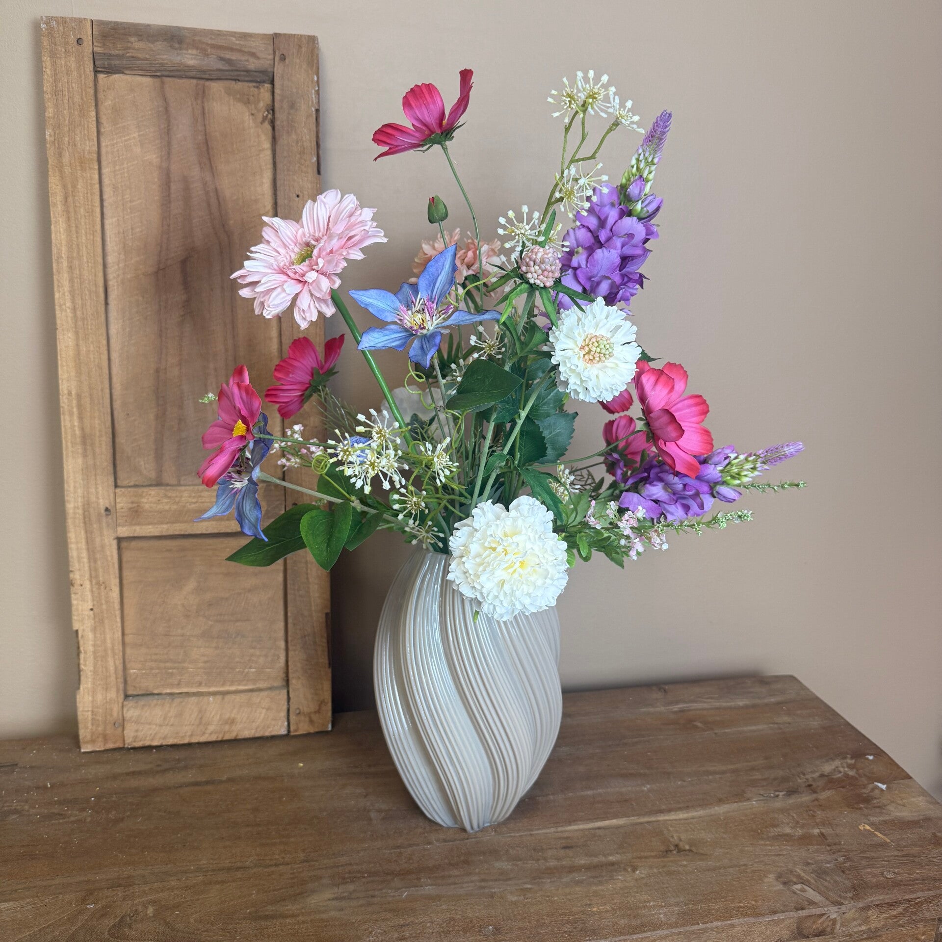 Beige Vaas Inclusief Zijden Bloemen Boeket