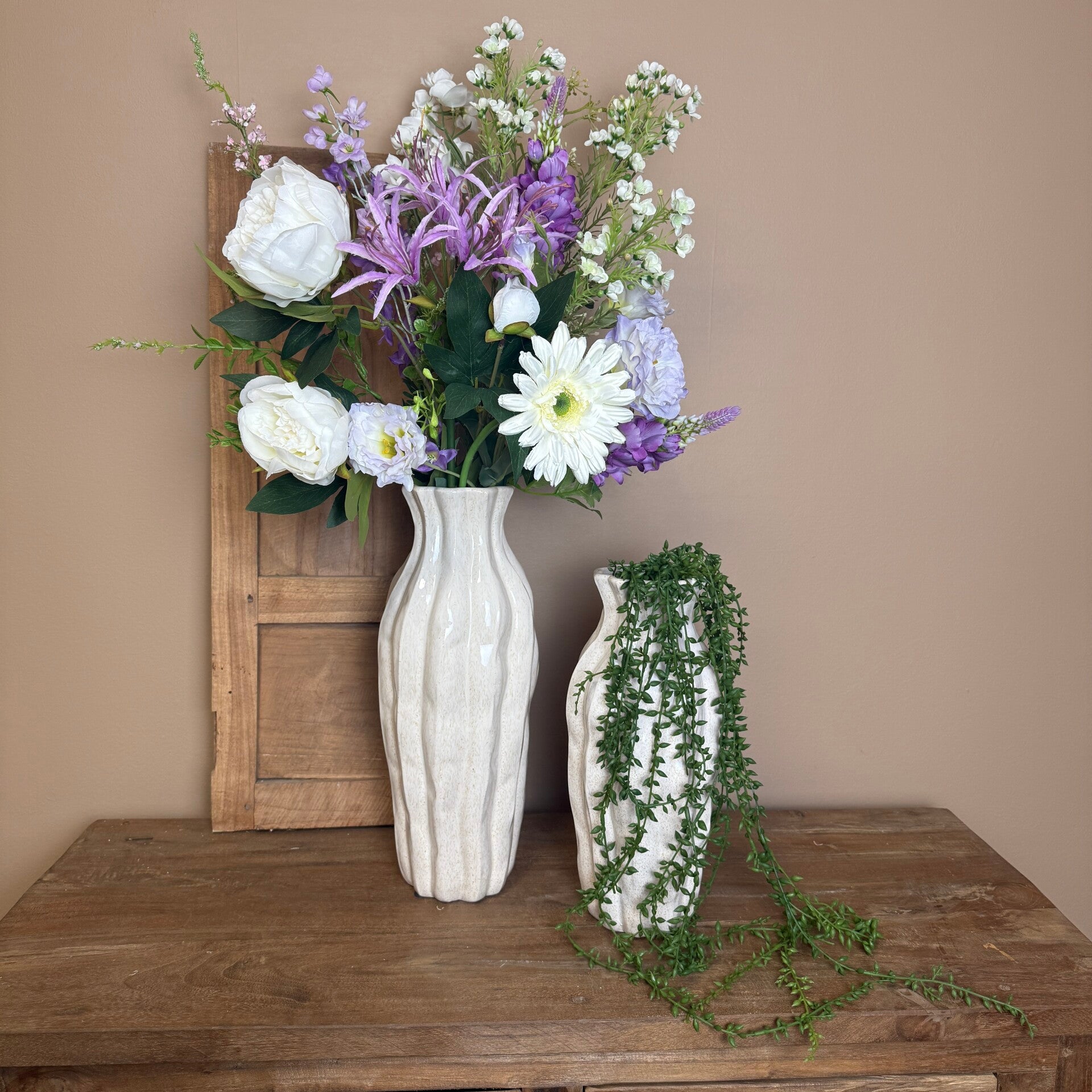 2 Vazen Inclusief Kunst Boeket & Plantje