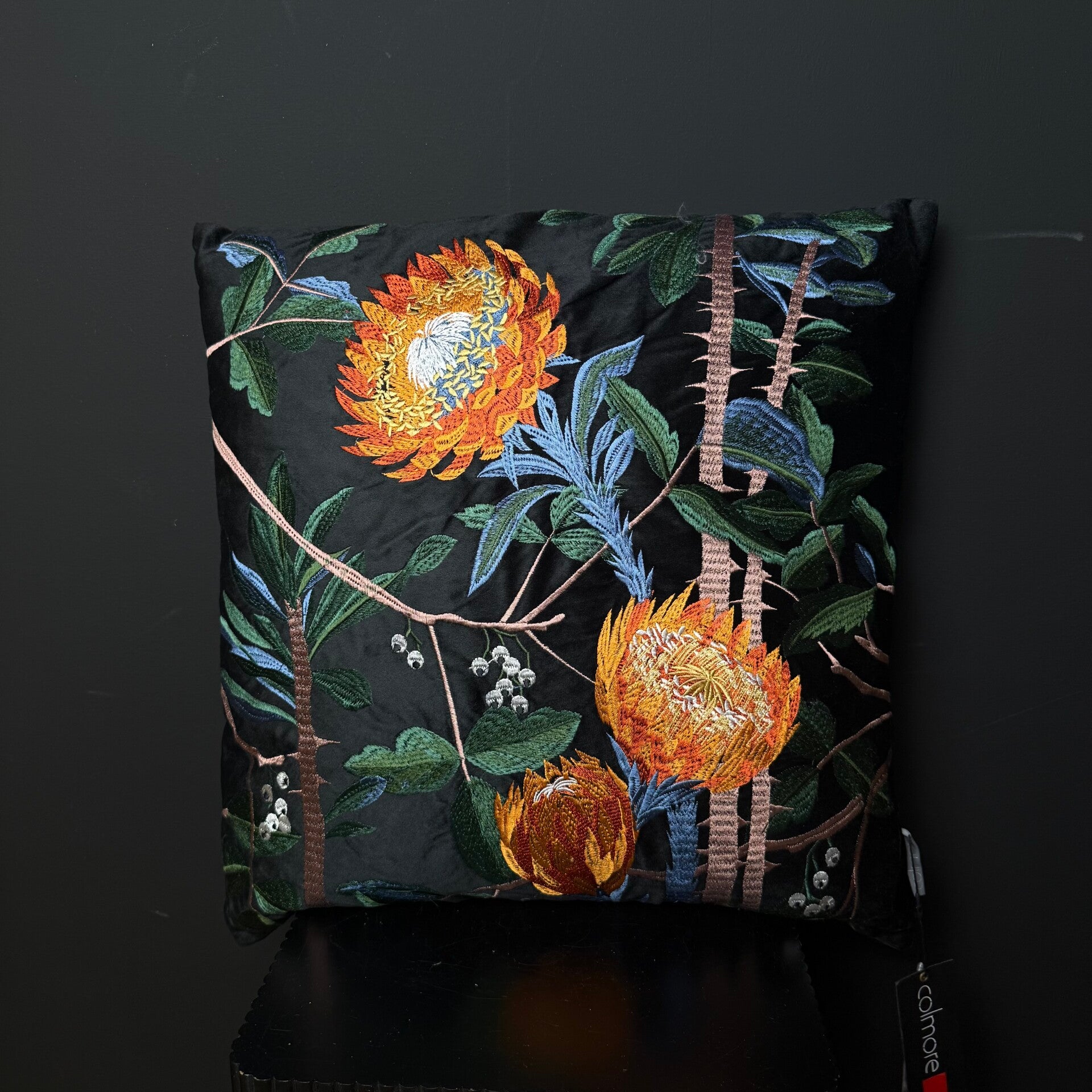 Luxe Sierkussen ‘Flowers’ Velvet Borduur | Colmore | 50x50cm