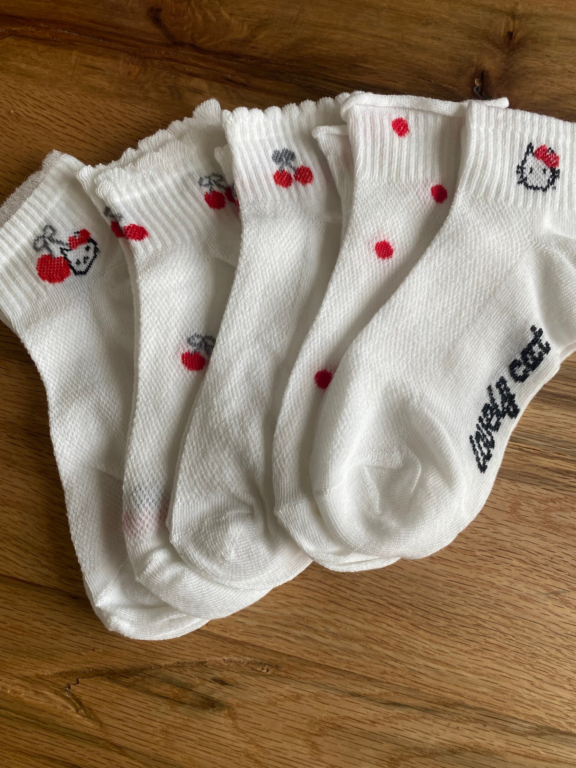 Witte enkelsokje met kersen en lovely cats