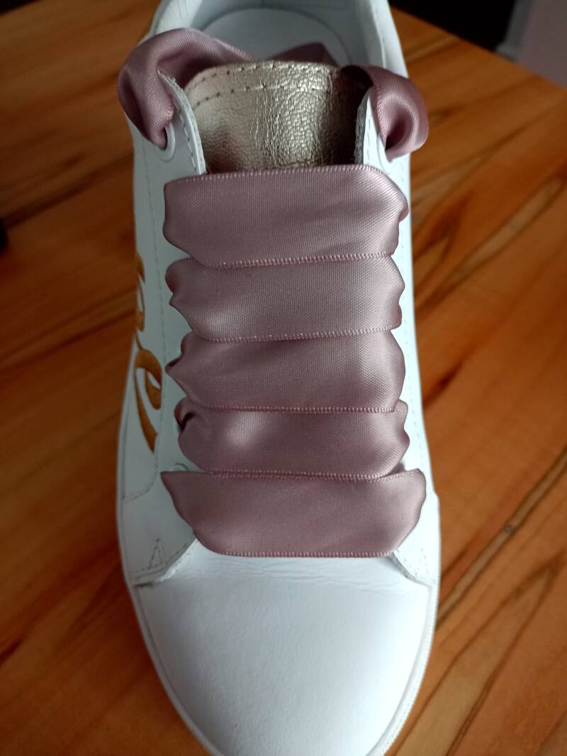 Parallele Schnürung, Foto mit Seidenschuhbändern