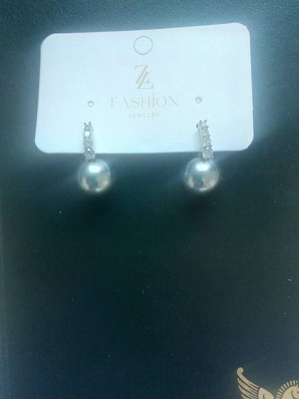 BOUCLES D'OREILLES DORMEUSES ORNEES DE PERLES DE VERRE