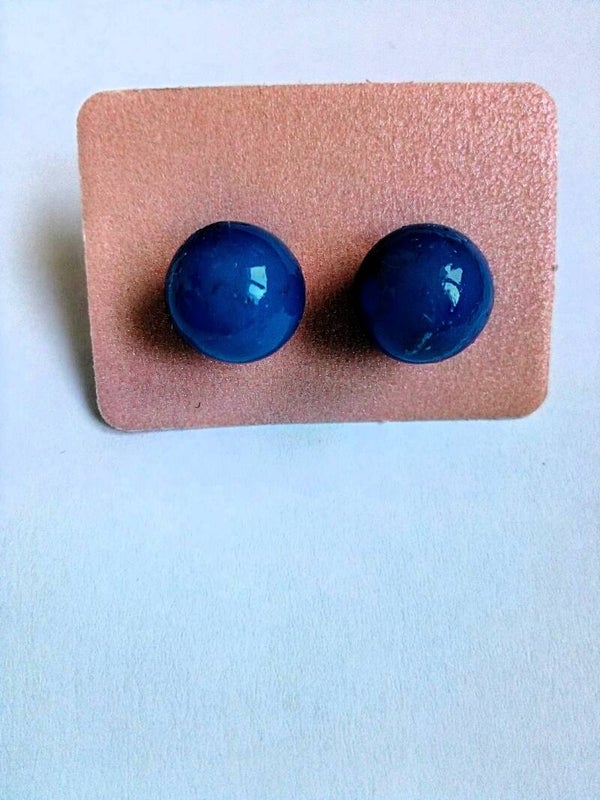 Boucles d'oreilles puces bleues en plastique recyclé