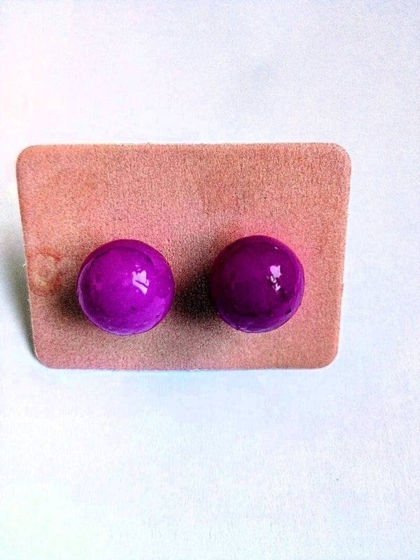 Boucles d'oreilles puces roses en plastique recyclé