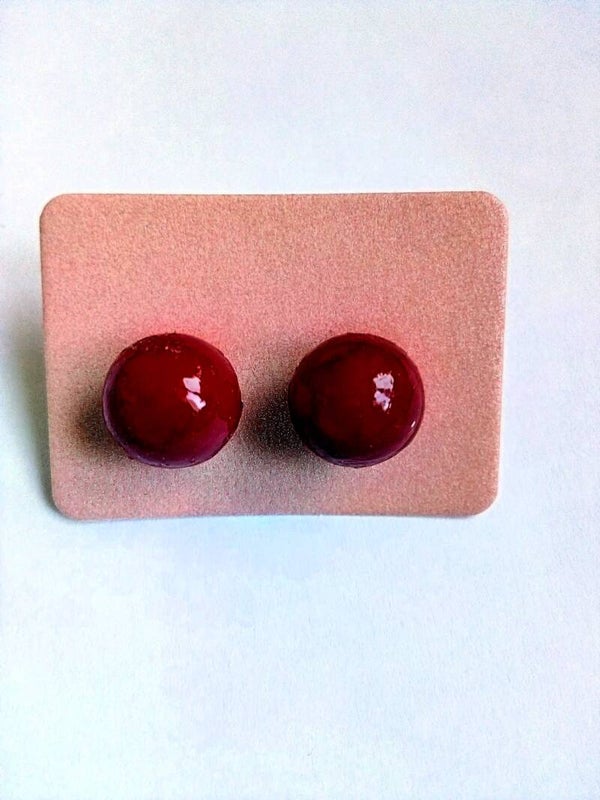 Boucles d'oreilles puces rouges en plastique recyclé