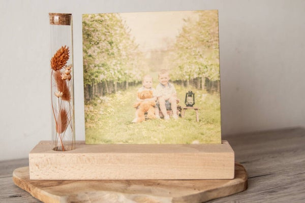 Foto op hout met kaarthouder en buisje met droogbloemen