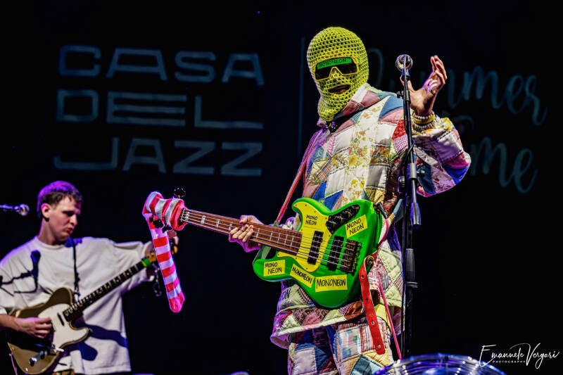 04mononeon-standard.jpg