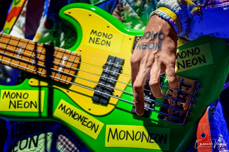 07mononeon-standard.jpg