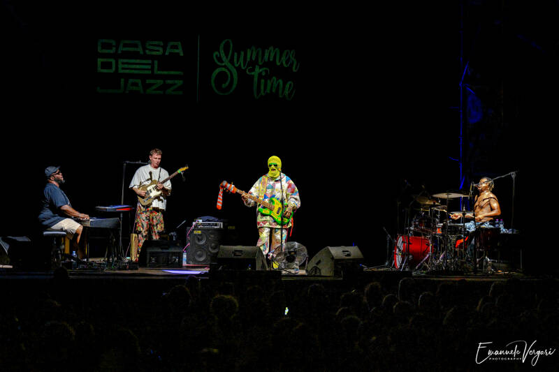 09mononeon-standard.jpg
